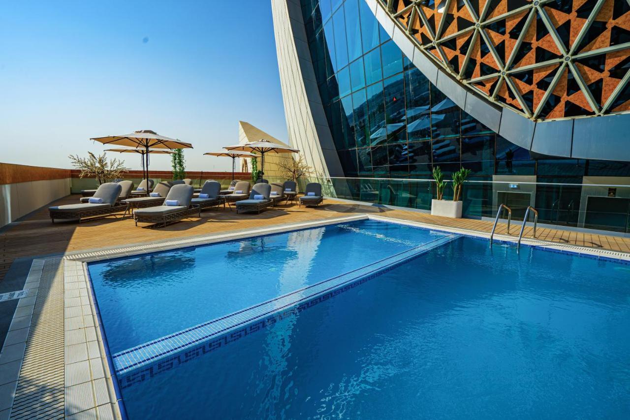 Velero Hotel Doha Lusail Zewnętrze zdjęcie The swimming pool at the hotel