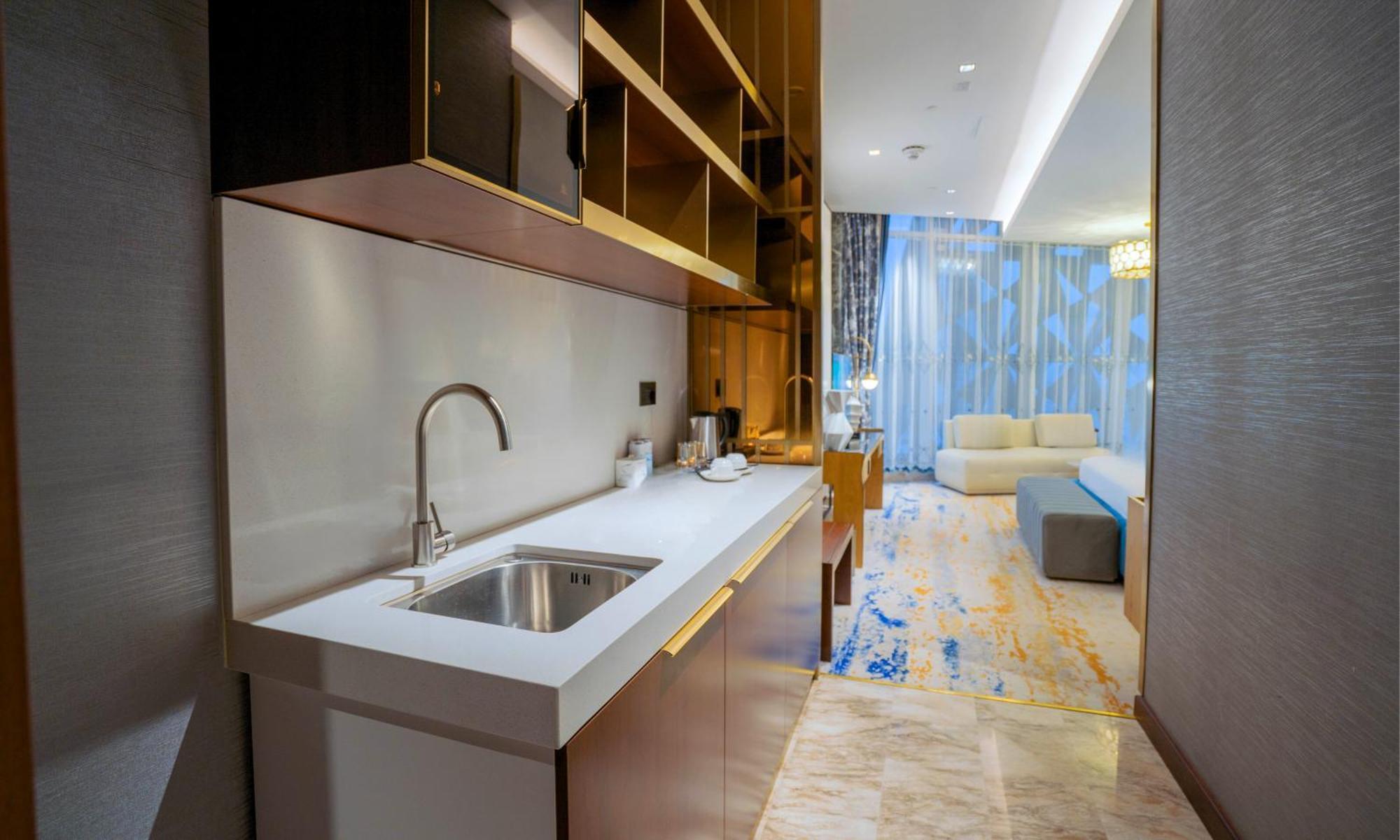 Velero Hotel Doha Lusail Zewnętrze zdjęcie A kitchen in a hotel suite
