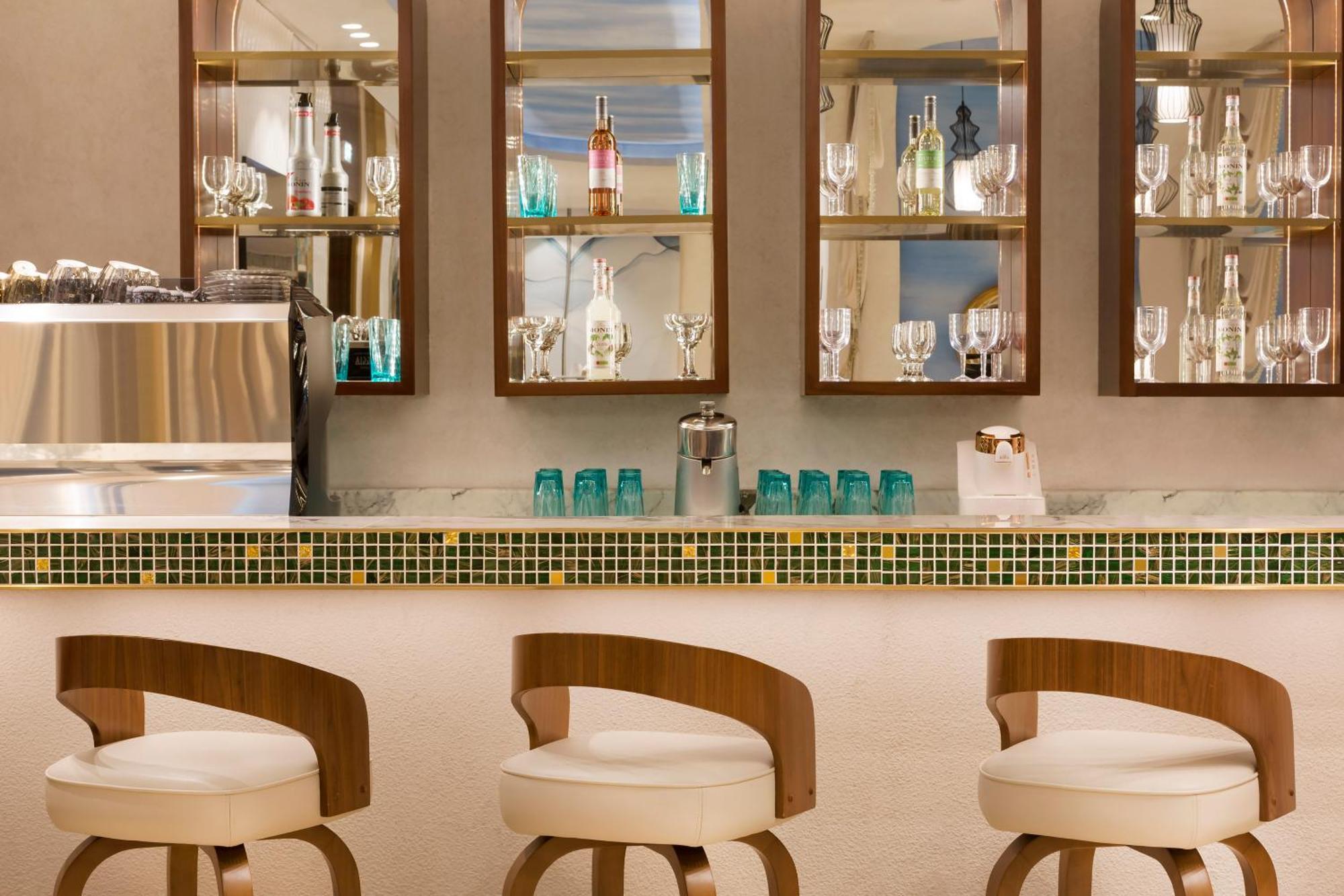 Velero Hotel Doha Lusail Zewnętrze zdjęcie The bar at the hotel