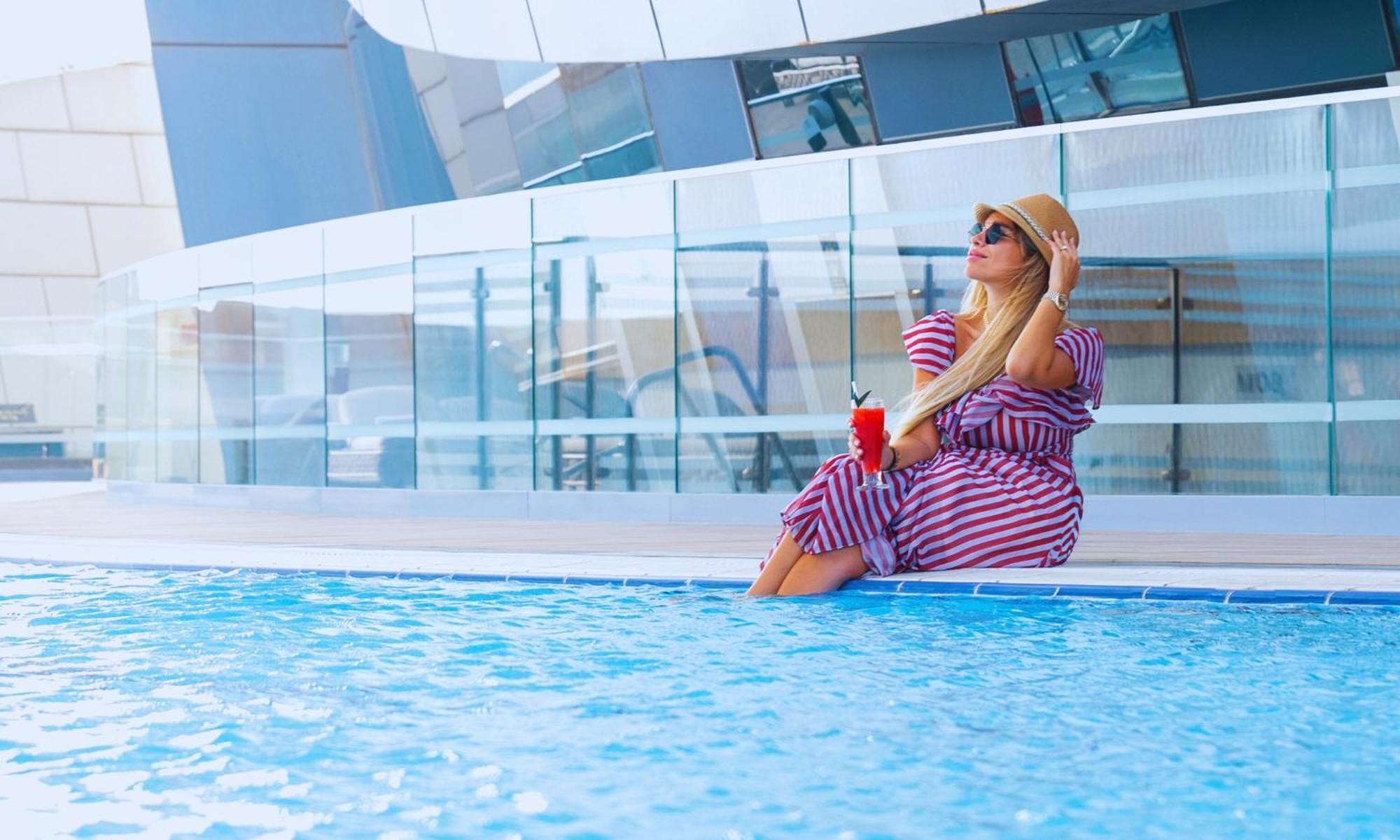 Velero Hotel Doha Lusail Zewnętrze zdjęcie A woman sunbathing