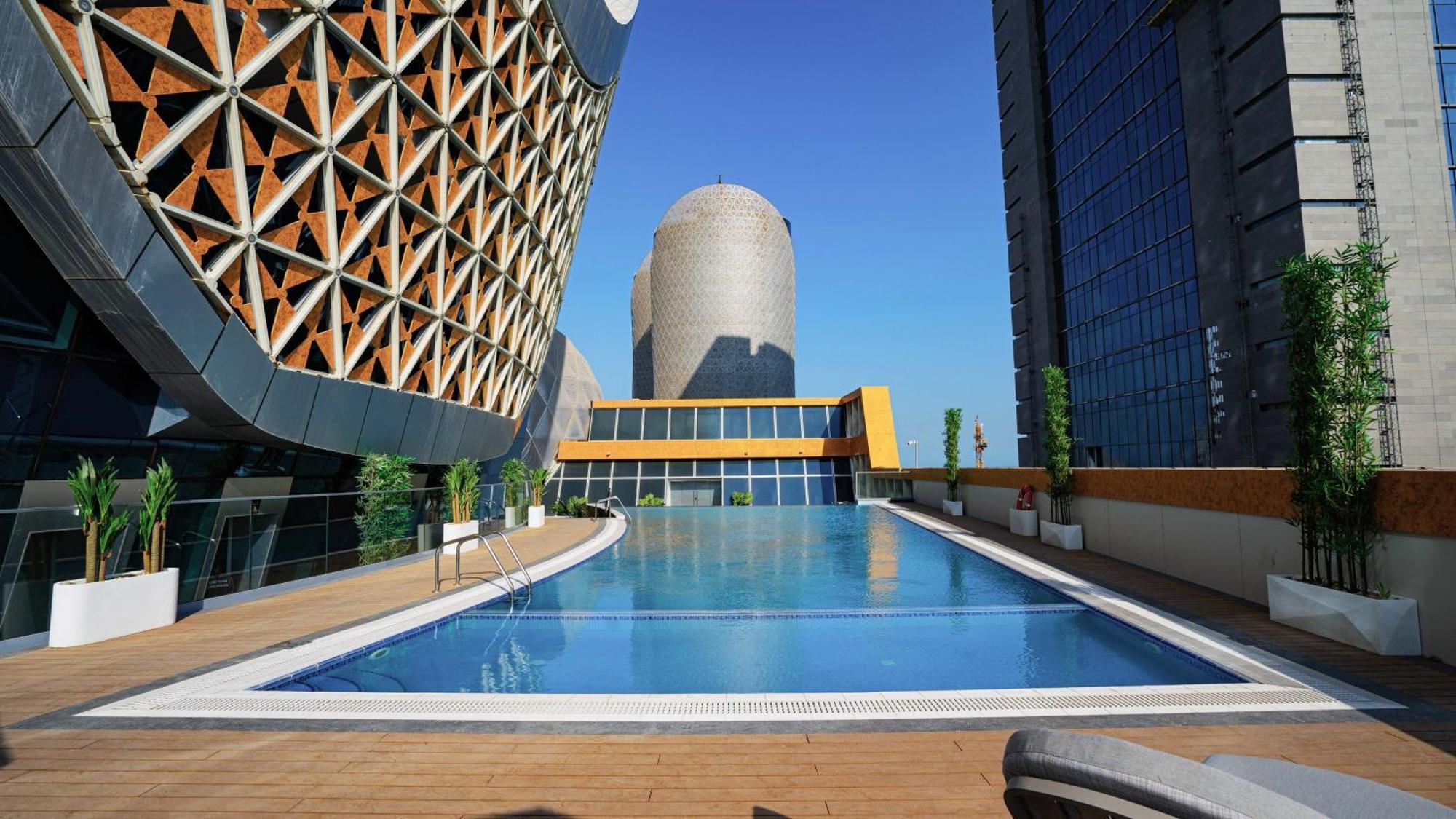Velero Hotel Doha Lusail Zewnętrze zdjęcie The pool at the top of the hotel
