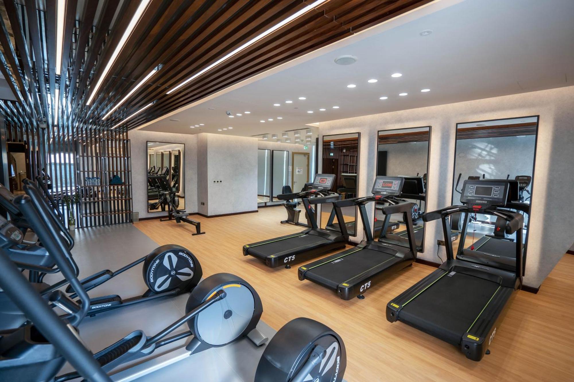 Velero Hotel Doha Lusail Zewnętrze zdjęcie The gym at the hotel